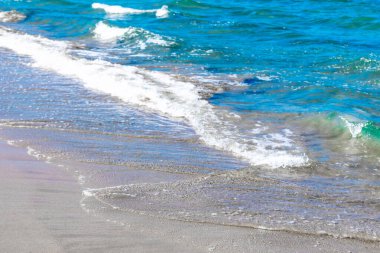 Yaz kumsalı ve deniz dalgaları. Tropikal sahil cenneti