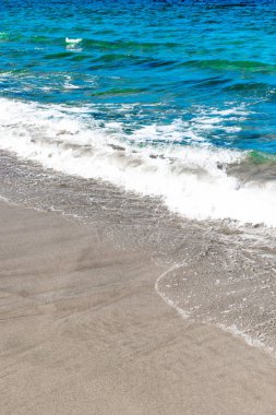 Yaz kumsalı ve deniz dalgaları. Tropikal sahil cenneti