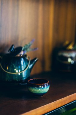 Çaydanlık ve fincanlı Çin çayı seti. Geleneksel tören