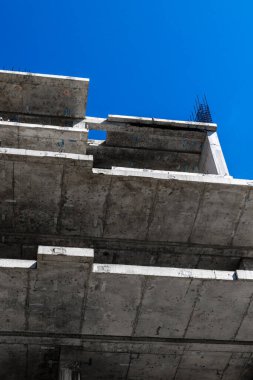 Mavi gökyüzü arkaplanındaki inşaat alanı ayrıntılarını düzenler