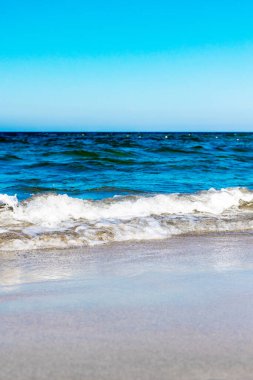 Yaz kumsalı ve deniz dalgaları. Tropikal sahil cenneti