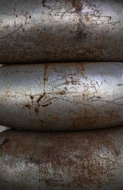 Üzerinde çizikler olan paslı metal boruların yakın plan çekimi..