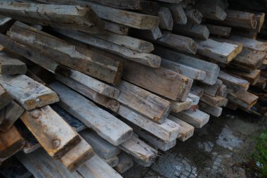 İnşaat ve diy projeleri için yıpranmış tahta yığınları..