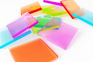 Soyut düzende renkli şeffaf akrilik çarşaflar. 3d hazırlayıcı.