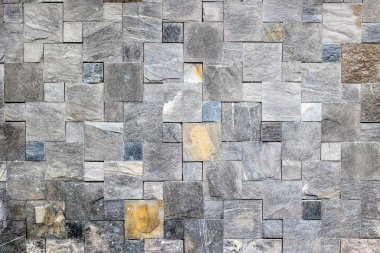 Değişik kiremit desenli desenli gri taş duvar.