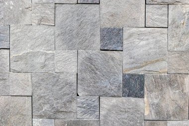 Doğal desenli gri taş duvarlar..