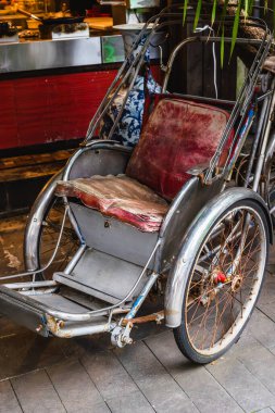 Asya sokak pazarında kırmızı koltuklu klasik triportör..