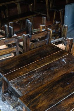 Sağlam tasarlanmış loş ışıklı odaya sade ahşap mobilyalar dizayn edilmiş..