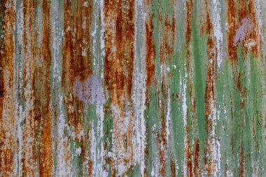 Yeşil kabuğu soyulmuş paslı metal..