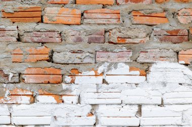 Kırsal tuğla duvar yıpranmış kırmızı ve beyaz boya desenli..