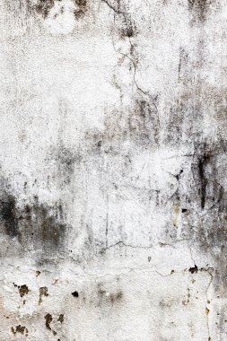 Çatlak ve yıpranmış yüzeyi olan eski beyaz desenli beton duvar..