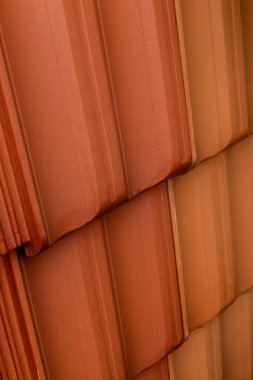 Terracotta çatı kiremitleri dikey hizada.