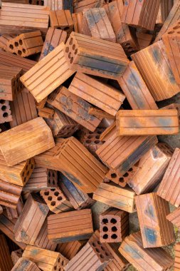 İnşaat projeleri için kırmızı kil tuğla yığını.