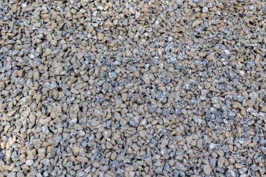 İnşaat alanları için doğal gri ve kahverengi çakıl taşlarının yakın görüntüsü.