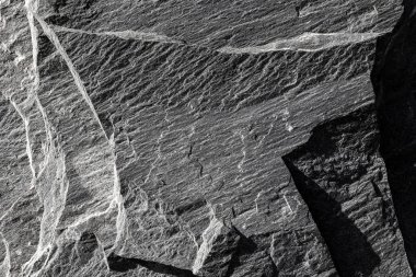 Görünür doğal damarları olan çizgili gri kaya dokusu..