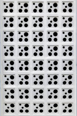 Dairesel delikli beyaz deliklerin geometrik deseni.