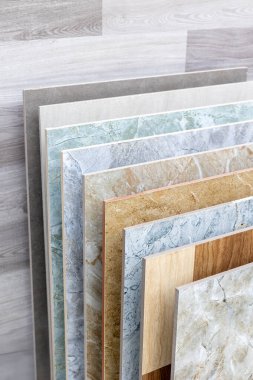 Çeşitli renk ve dokularda gösterilen çeşitli laminat ve mermer paneller.