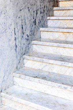 Modern iç dekorda zarif beyaz mermer merdiven..