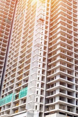 Şehir merkezinde iskelesi olan yüksek katlı bir inşaat alanı..