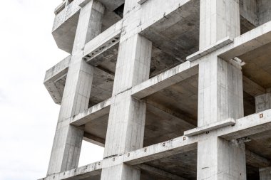 Geometrik desenlere ve güçlü mimari çizgilere sahip soyut beton yapı.
