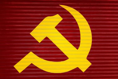 Kırmızı metal kepenk üzerinde sarı çekiç ve orak.