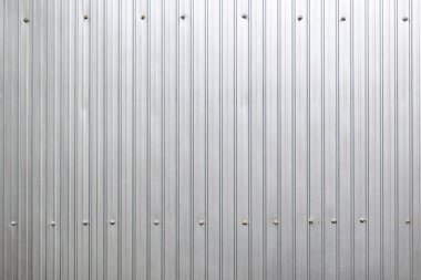 Dikey çizgileri ve bağlayıcıları olan gümüş kıvrımlı metal dokusu.