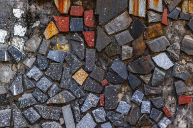 Değişik şekil ve boyutlarda renkli desenli mozaik duvarlar..