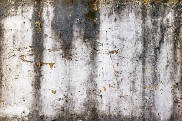 Bozuk desenli ve soluk boya lekeli yıpranmış şehir duvarı..