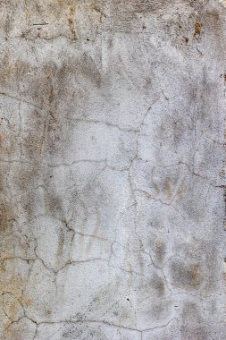 İnce toprak tonlarıyla çatlamış beton doku ve doğal desenler..