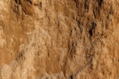 Sert arazi ve doğal desenlerle desenli kahverengi yeryüzü yüzeyi.