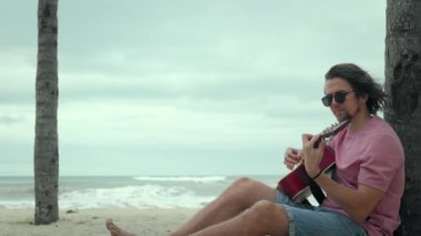 Okyanus kıyısındaki plaj gitarı dinleniyor.