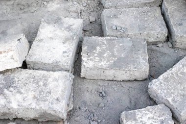 İnşaat alanı zemininde pürüzlü beton tuğlalar..