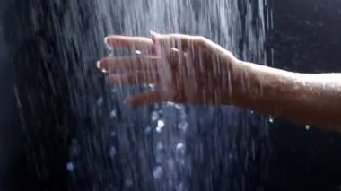 Uzamış ellere yağan hafif yağmur dinginliği ve doğayla bağlantıyı yakalar