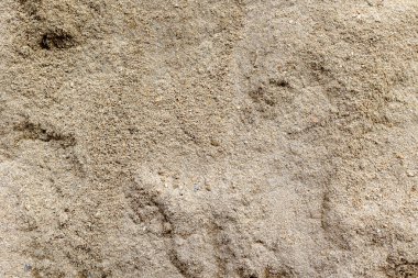 İnce taneli ve doğal desenli kumlu plaj dokusuna yakın çekim..