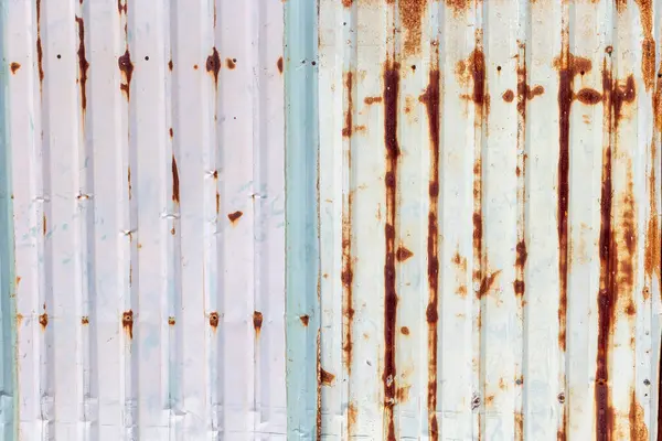 Paslı dikey çizgileri ve paslanmış yüzey desenleri olan eskimiş metal doku..