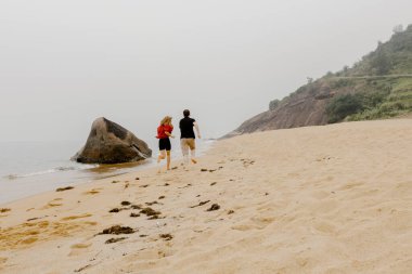 Rock and Hill 'in yakınlarındaki kumsalda koşan beyaz bir çift..
