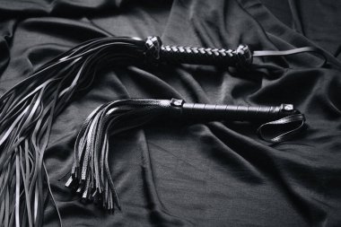 Siyah kumaşta deri kamçılar..