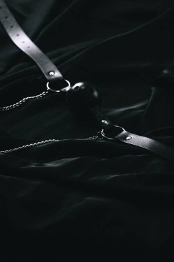 Siyah deri kelepçe ve siyah kumaşta top ağzı..