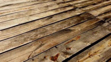 Kırsal ahşap kalasların zaman çizelgesi yaşlanmanın etkisiyle ahşap bir yüzey yaratıyor.