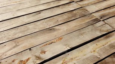 Geometrik desenli ahşap döşeme ve zaman içinde güneş ışığı kayması