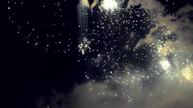 Muhteşem gece havai fişekleri canlı kıvılcımlarla aydınlatıcıdır.