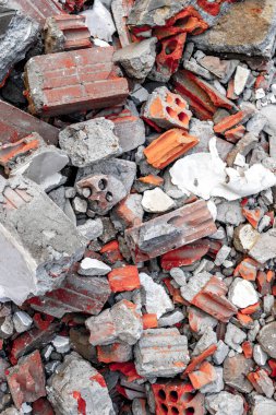 Parçalanmış beton ve kırmızı tuğla molozlarının yakın çekimi.