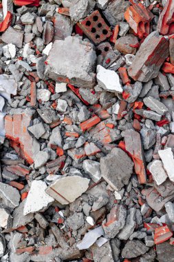 Moloz enkazı: inşaat alanındaki kırık tuğlalar ve beton kalıntıları.