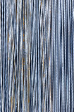 İnşaat projeleri için dikey çelik demirlerin yakın görüntüsü.