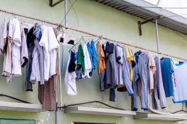 Çamaşır ipleri duvarda asılı duruyor..