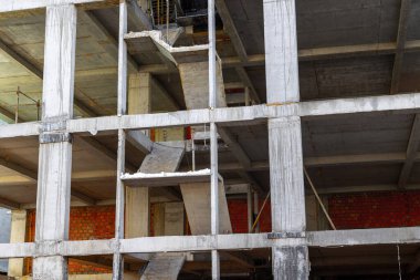 Bitmemiş inşaat sahasında beton merdiven.