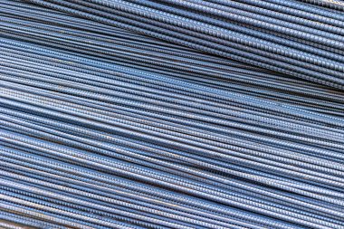 İnşaat projeleri için çelik çubuk yığınlarının yakın çekimi.