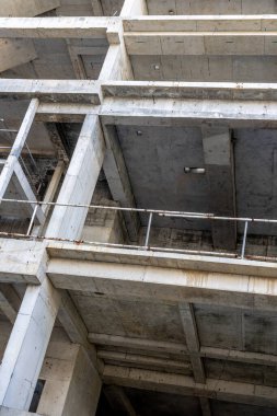 Endüstriyel beton şantiye açıkta ve çok katlı.