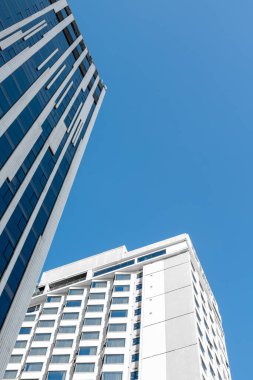 Modern gökdelenler açık mavi gökyüzüne karşı geometrik mimari ile.