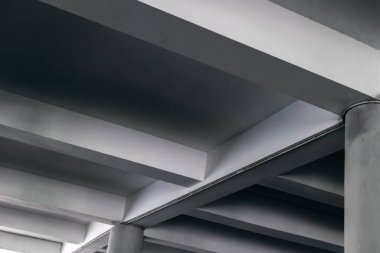 Soyut mimari: modern beton tavan yapısının geometrik desenleri.